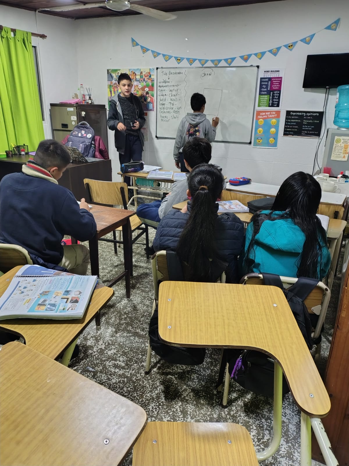 Profesora con alumnos